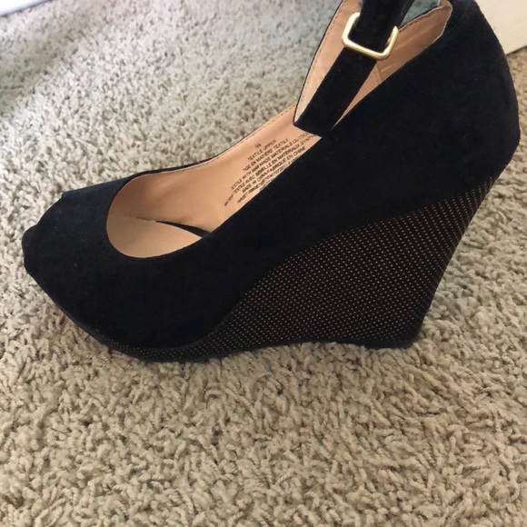 Black wedge. - Picture 2 of 2